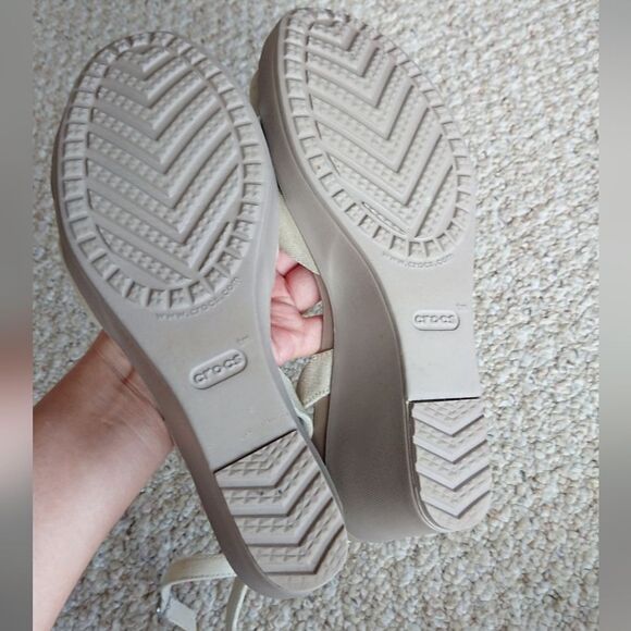 Crocs Leigh II Crossstrap Wedge Sandal Size 9 Oatmeal/Mushroom color - Picture 15 of 16